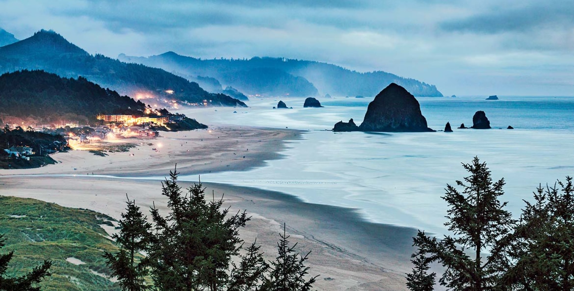 Haystack Rock and shoreline at Oregon's Cannon Beach, picture