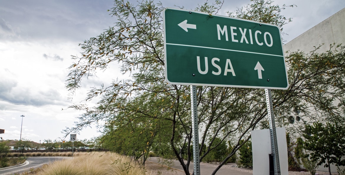 Sign along the Mexico-USA border, picture