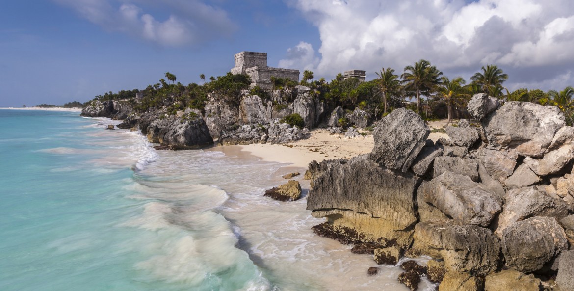 picture of the turquoise waters of the ocean outside El Castillo, the temple ruin at Tulum