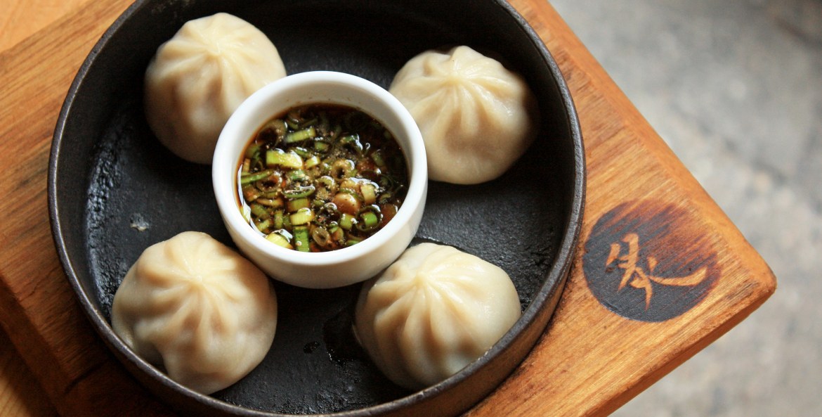 steamed pork dumplings with dipping sauce, image