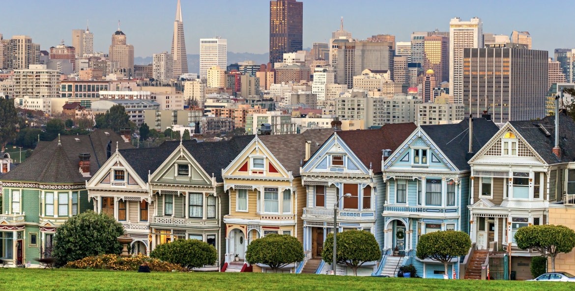 The san francisco skyline with the colorful painted ladies in the foreground and the financial district in the background