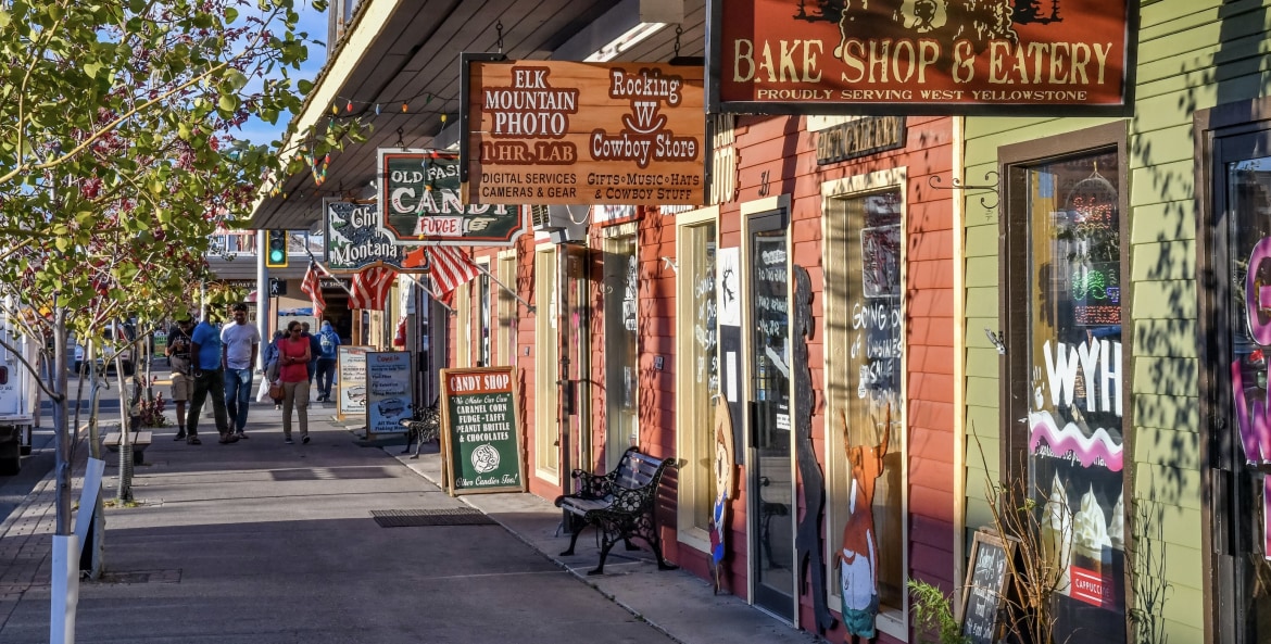 picture of shops along Canyon Street in West Yellowstone