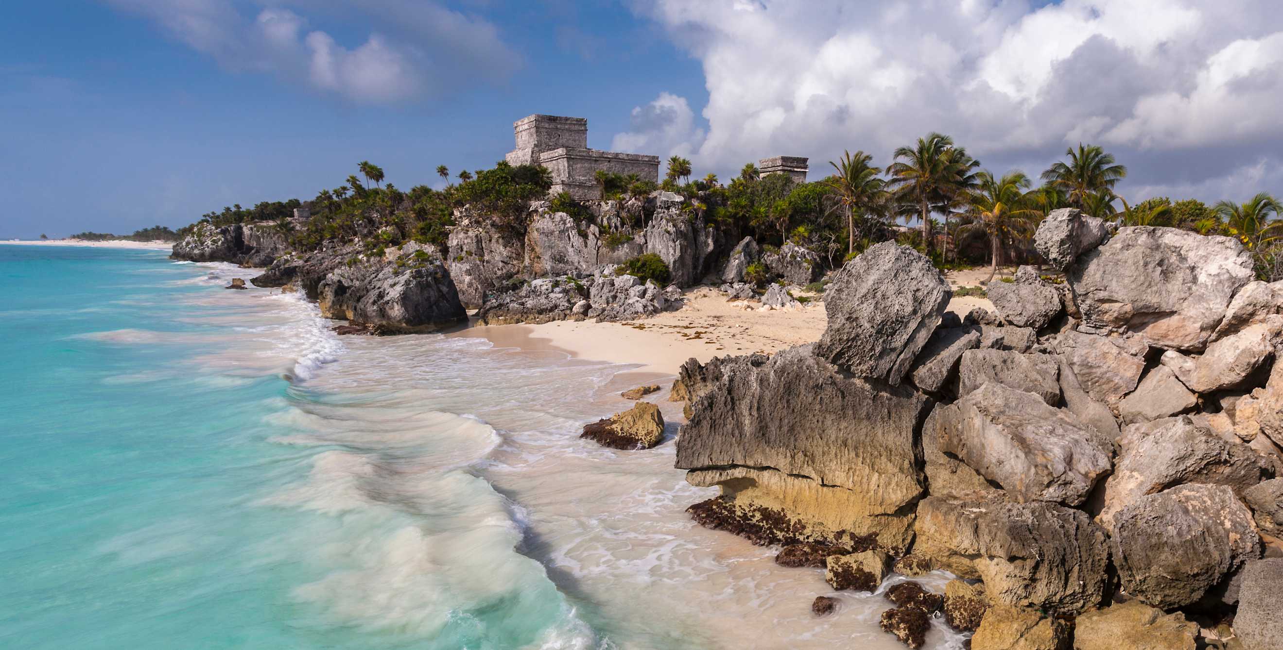 picture of the turquoise waters of the ocean outside El Castillo, the temple ruin at Tulum