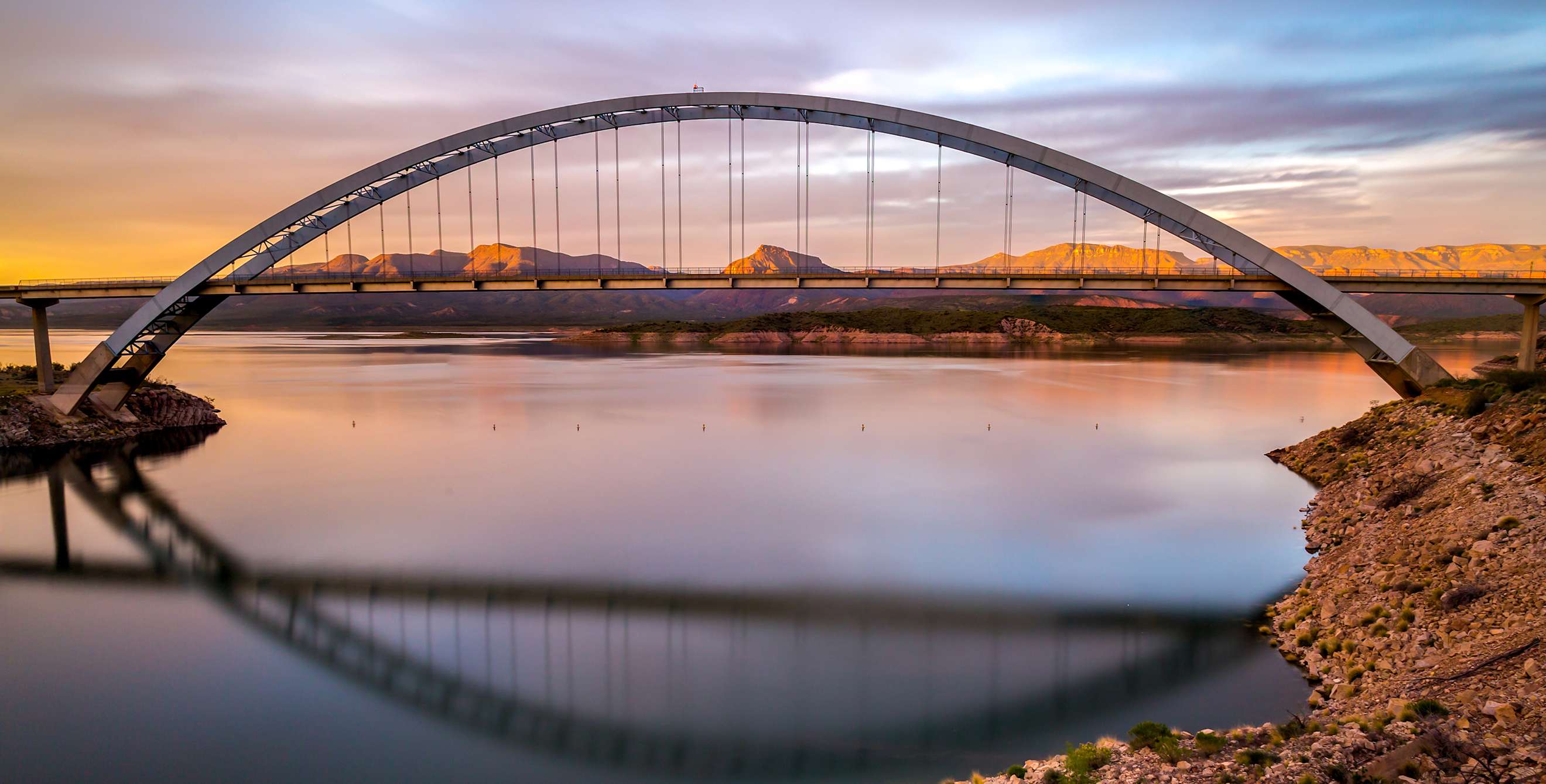 Roosevelt bridge, lake and dam in Arizona, picture