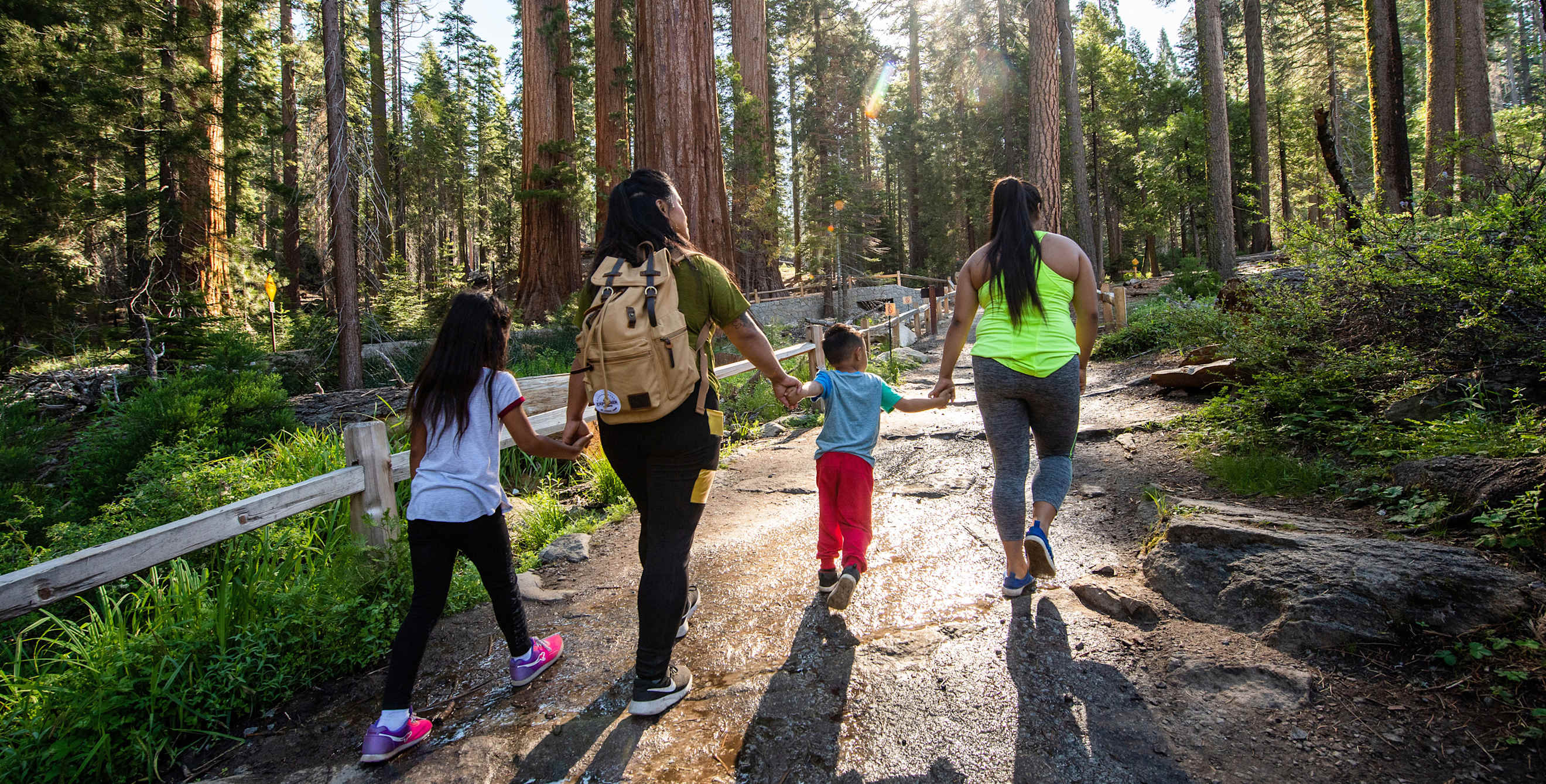 A family hikes together at Ptarmigan Traverse in Washington.