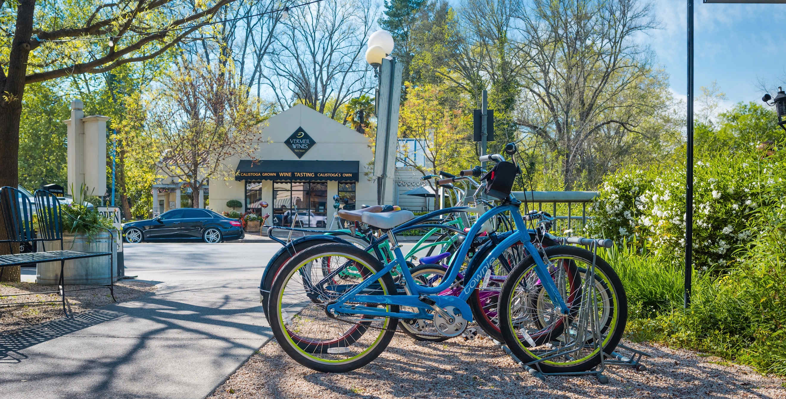 picture of downtown Calistoga with bikes in the foreground