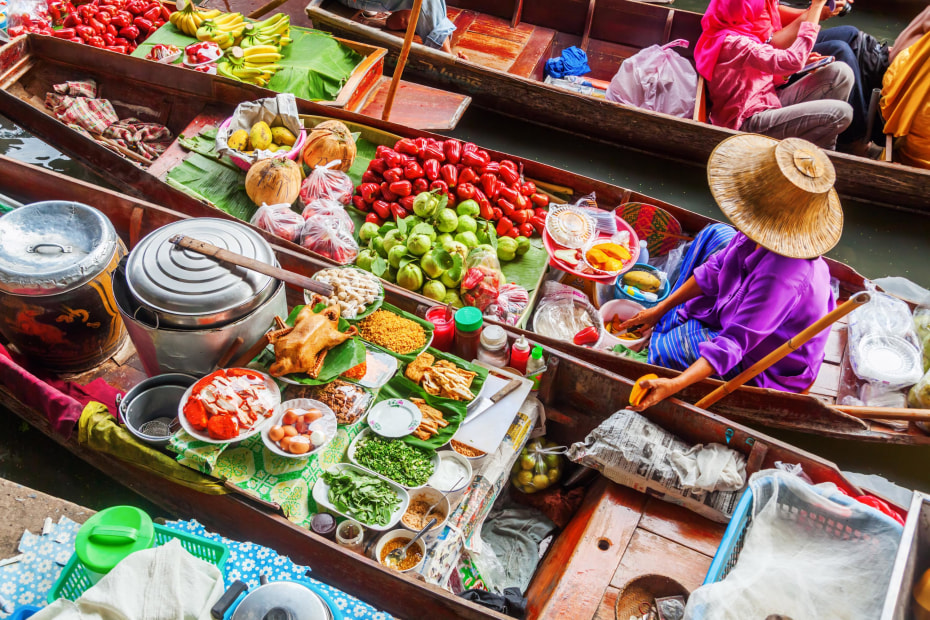 vendors at the Damnoen Saduak Floating Market, image