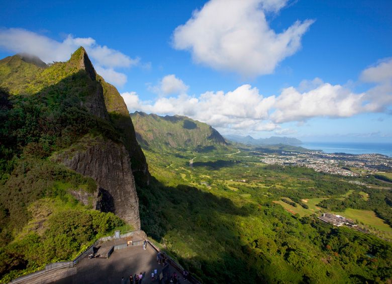 visitors gather at Nu‘uanu Pali viewpoint over Nu‘uanu Valley, Honolulu, to the Oahu coast, picture