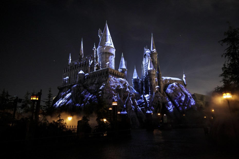 picture of Hogwarts Castle in the Wizarding World of Harry Potter lit up at night for Dark Arts at Hogwarts Castle