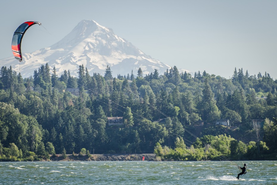 picture of the columbia river with a kite surfer and mount hoot in the background