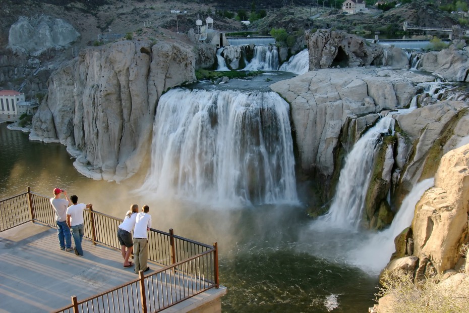 Shoshone Falls with visitors at viewpoint in Snake River Canyon, Twin Falls, Idaho, picture