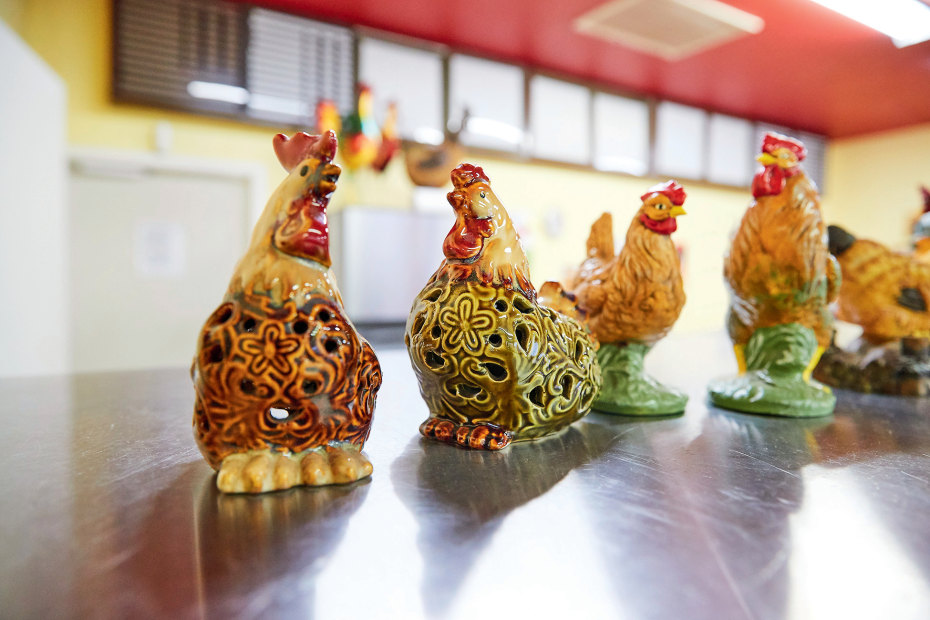 chicken and rooster figurines at Granny’s Kitchen in Why, Arizona, picture