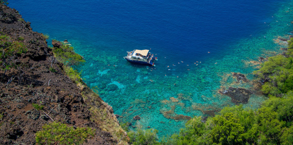 Picture of a Fair Wind Cruises boat anchored in Kealakekua Bay