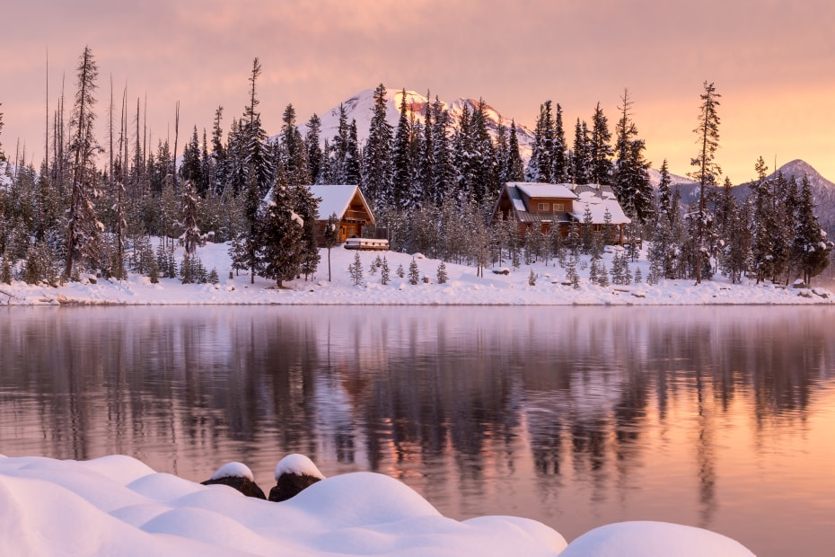 Snowy cabins line the shore of Elk Lake in Bend, Oregon during a colorful sunrise, picture