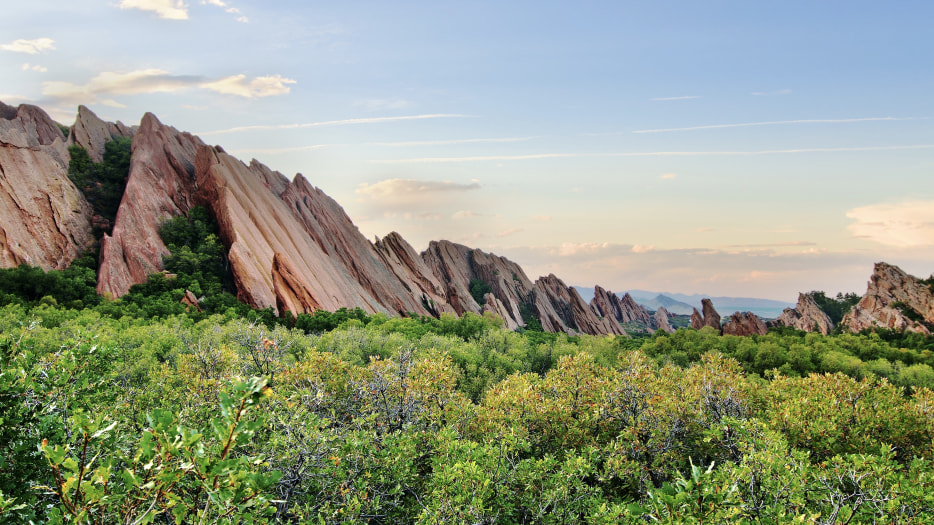 picture of red-rock formations jutting towards the fading sun in Colorado's Roxborough State Park