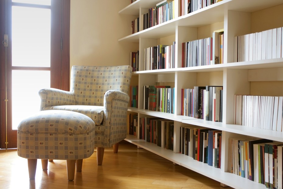 a full floor to ceilcing bookshelf