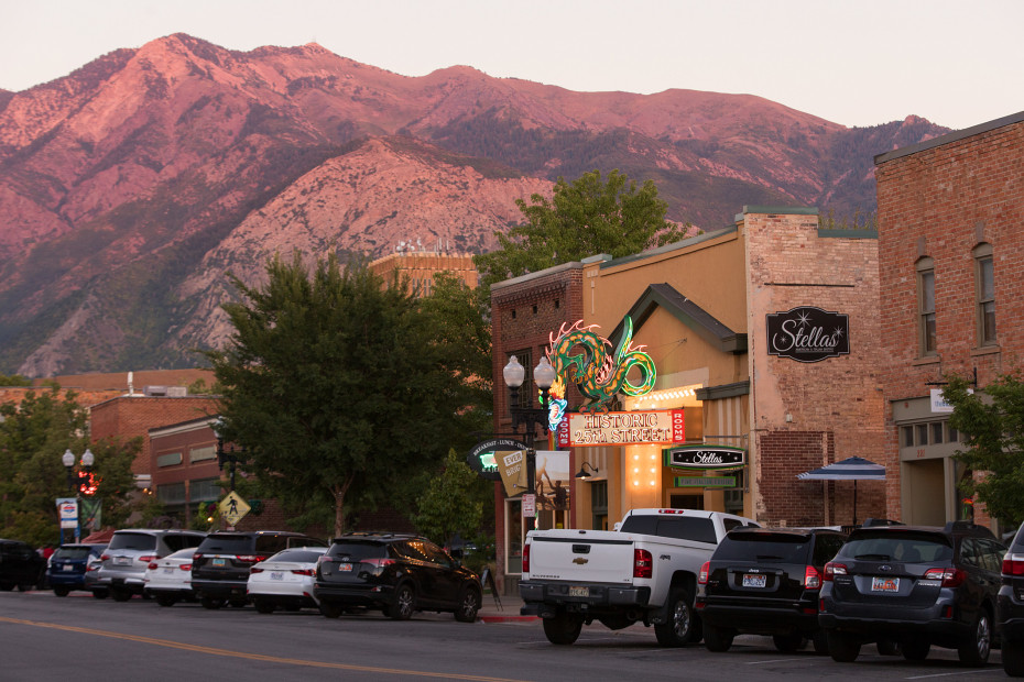 sun sets across the mountains behind historic 25th street in Ogden, Utah