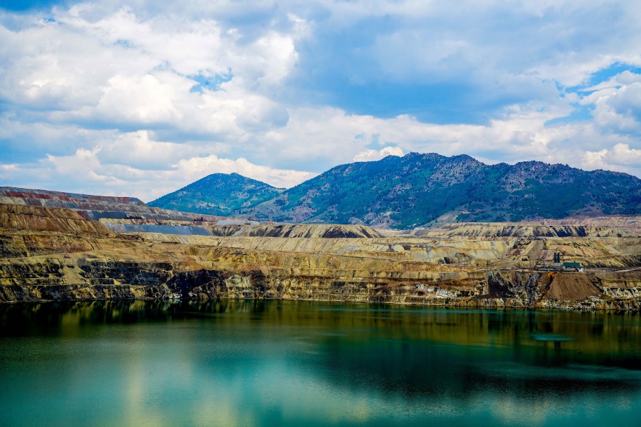 picture of an an open-pit copper mine filled with water, called the berkeley pit