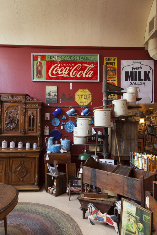 Redmond Antique Mall, Redmond, Oregon, picture