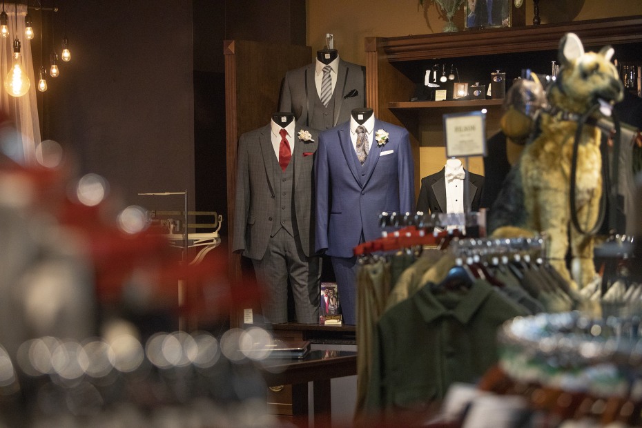 picture of a display of three men's suits on mannequins on Natty Dresser in Albany, Oregon