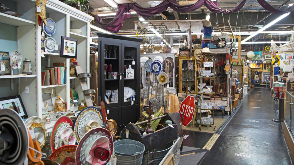 picture of the interior of Junkee Clothing Exchange in Reno, Nevada
