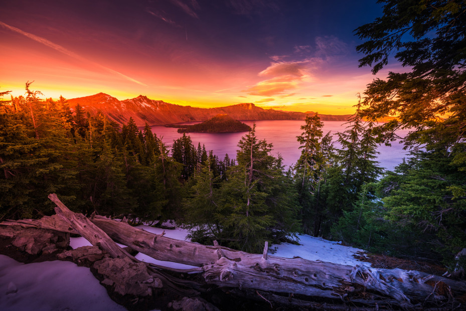 picture of the Crater Lake's Wizard Island from Watchman Peak at sunset