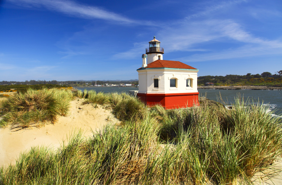 picture of the red and white striped coquille river lighthouse near bandon, oregon