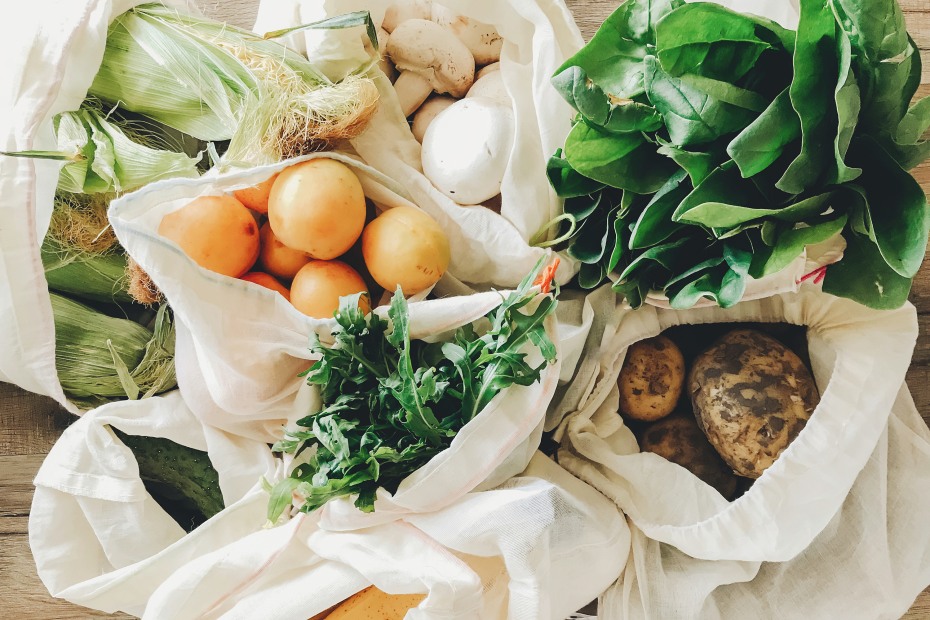 farmers' market vegetables in cloth produce bags.