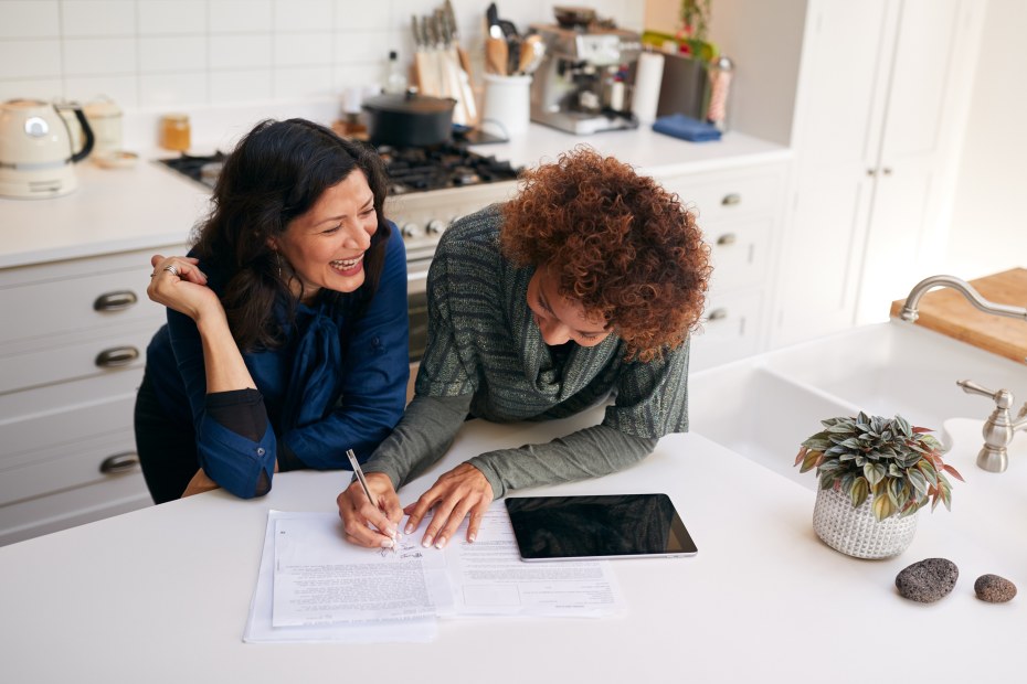 New homebuyers sign their mortgage documents.