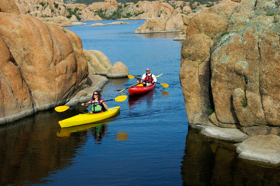 A family paddles on Watson Lake in Arizona