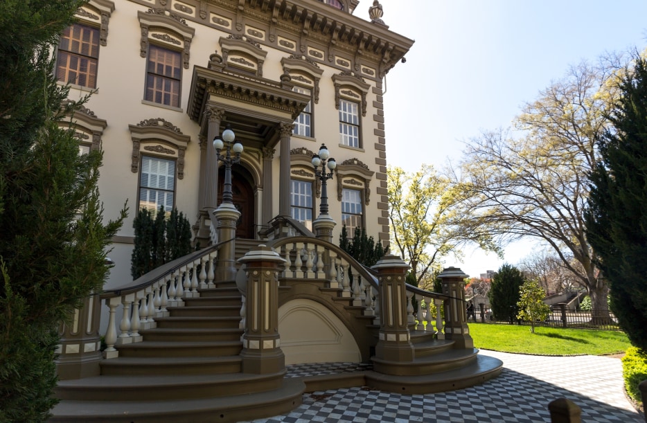 picture of the exterior of the Leland-Stanford Mansion in Sacramento