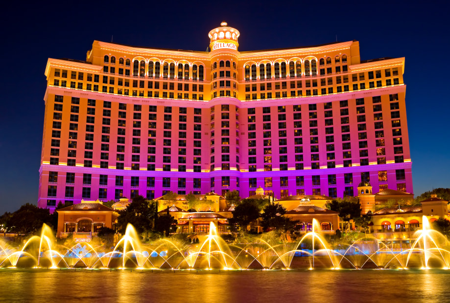 picture of the Bellagio lit up at night during the light fountain show