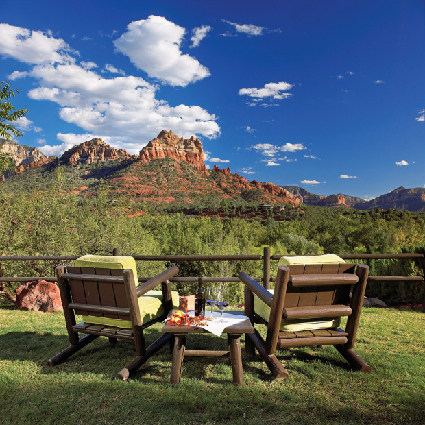 chairs overlooking the red rocks at L'Auberge de Sedona.