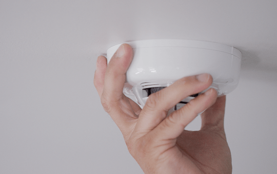 person attaching the Smoke Detector to the plate