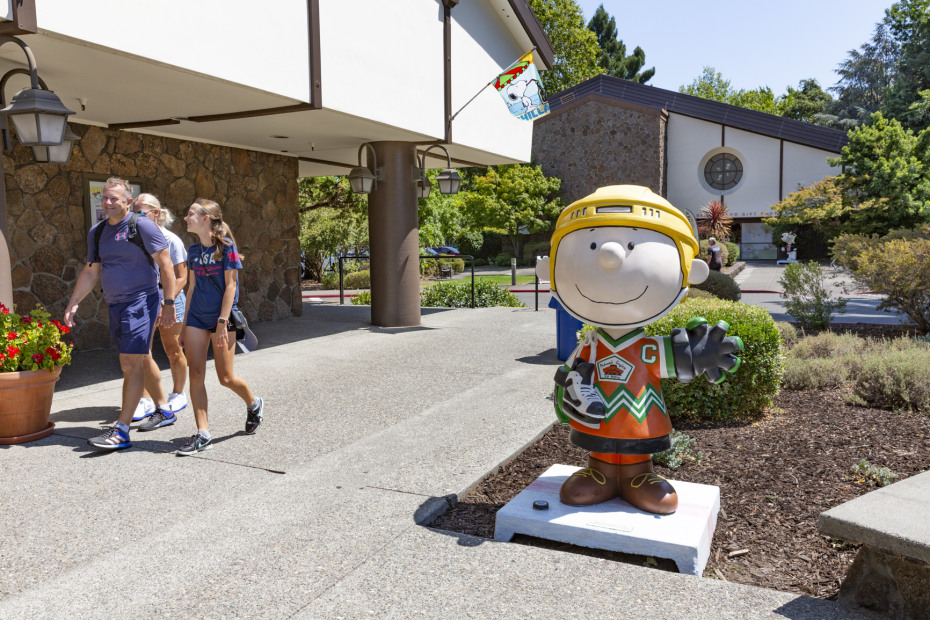 A statue of Charlie Brown dressed in hockey gear.