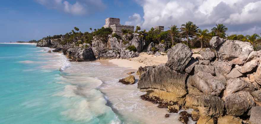 picture of the turquoise waters of the ocean outside El Castillo, the temple ruin at Tulum
