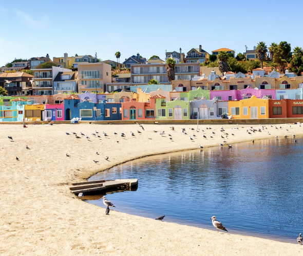 picture of the bright houses on the beach in Capitola