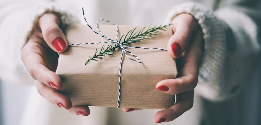 How to Creatively Wrap a Present
