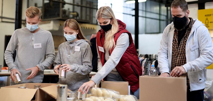 7 Ways to Give Back This Holiday Season