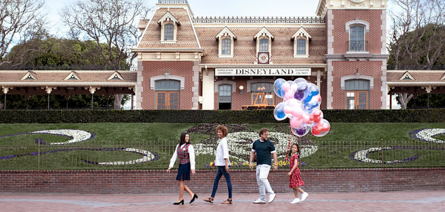 A family walks through Disneyland Resort on a VIP Tour.