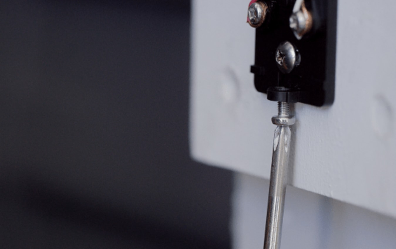 doorbell-install-screwing-in-holding-screw