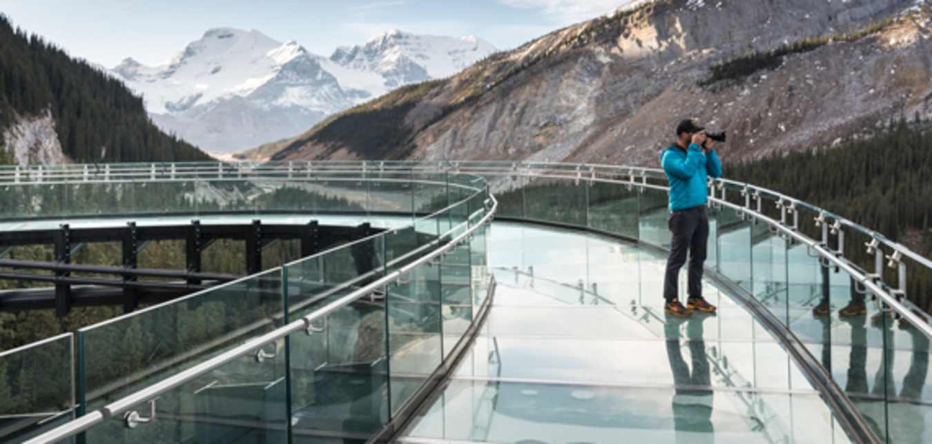 rocky mountaineer passenger on glacier skywalk at icefields parkway