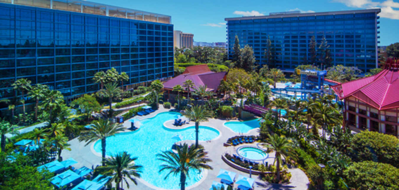 courtyard pool at disneyland hotel