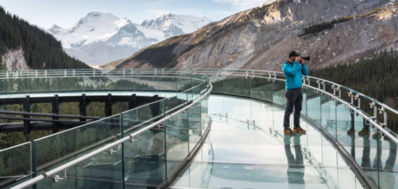 rocky mountaineer passenger on glacier skywalk at icefields parkway