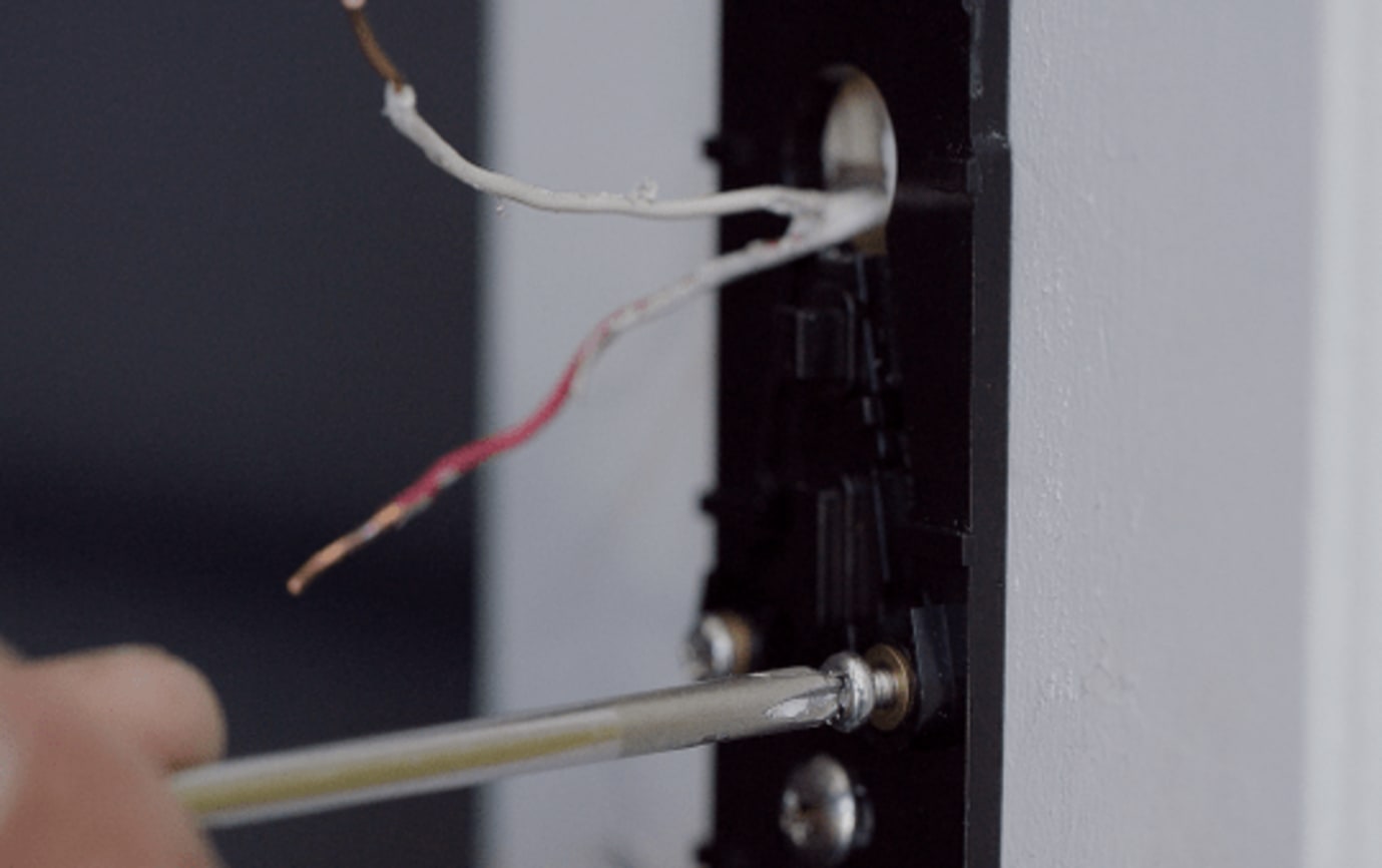 doorbell-install-screws-and-wires