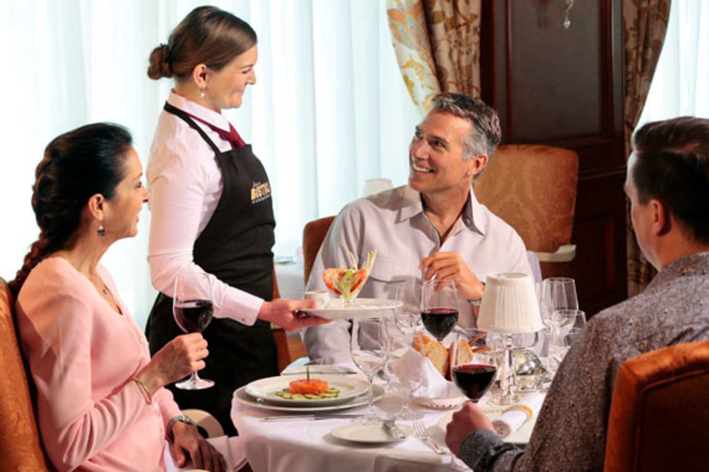 oceania cruises couple at jacques bistro