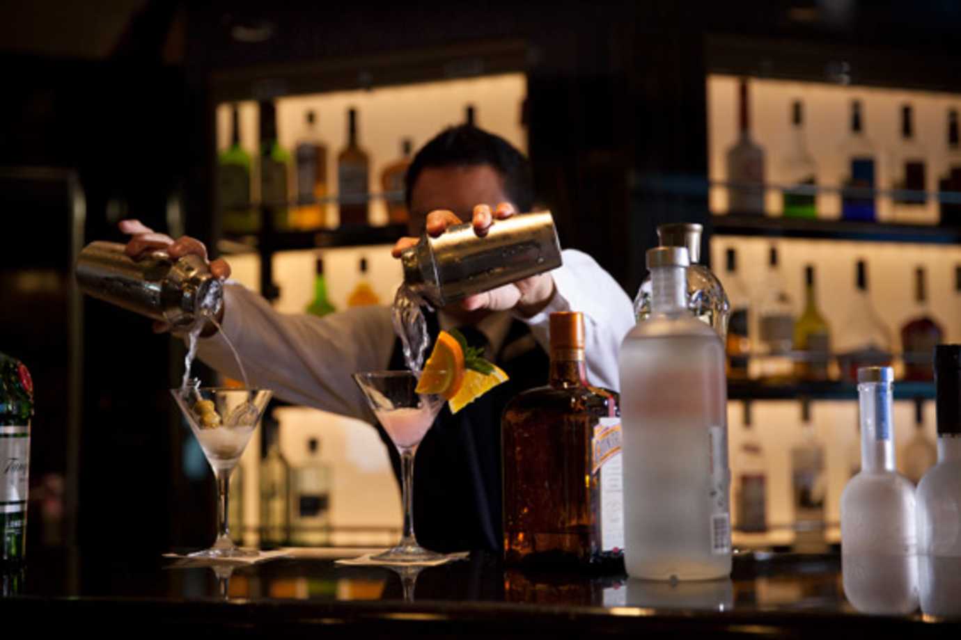silversea bartender pouring cocktails