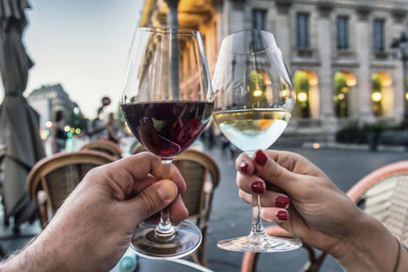couple toasting wine on a taste of bordeaux river cruise