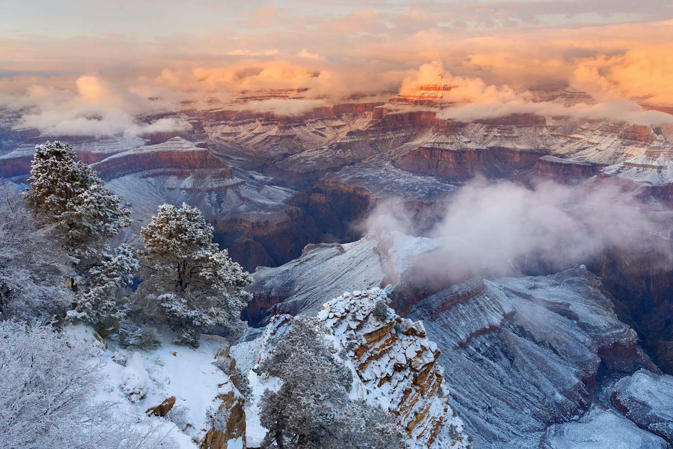 Snow dusts the Grand Canyon at Hopi Point on the South Rim.