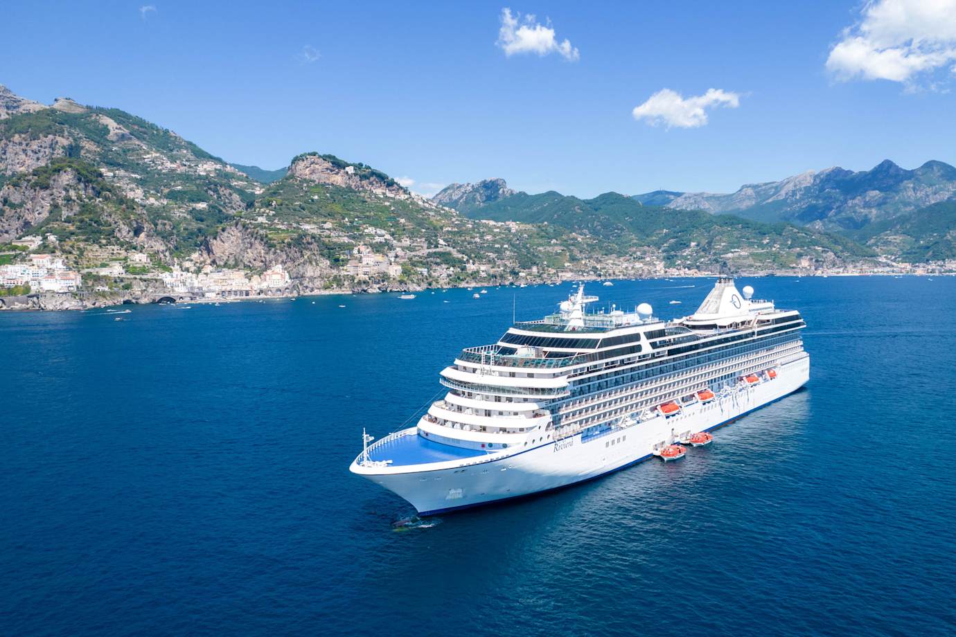 oceania cruise ship off the amalfi coast
